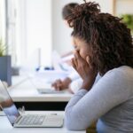 Atualização da NR-1 passa a exigir que empresas e órgãos públicos identifiquem e previnam riscos à saúde mental no trabalho